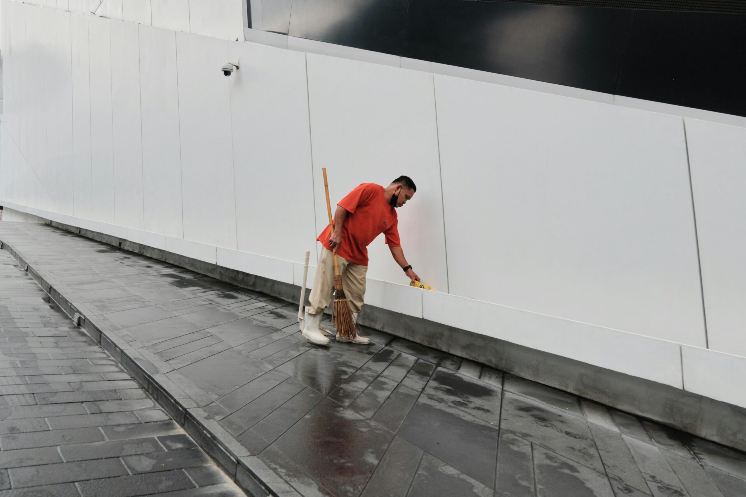 Uomo al lavoro sull'impermeabilizzazione di un terrazzo