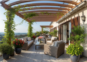 Vista panoramica di un terrazzo arredato con piante, arredi e pergolato