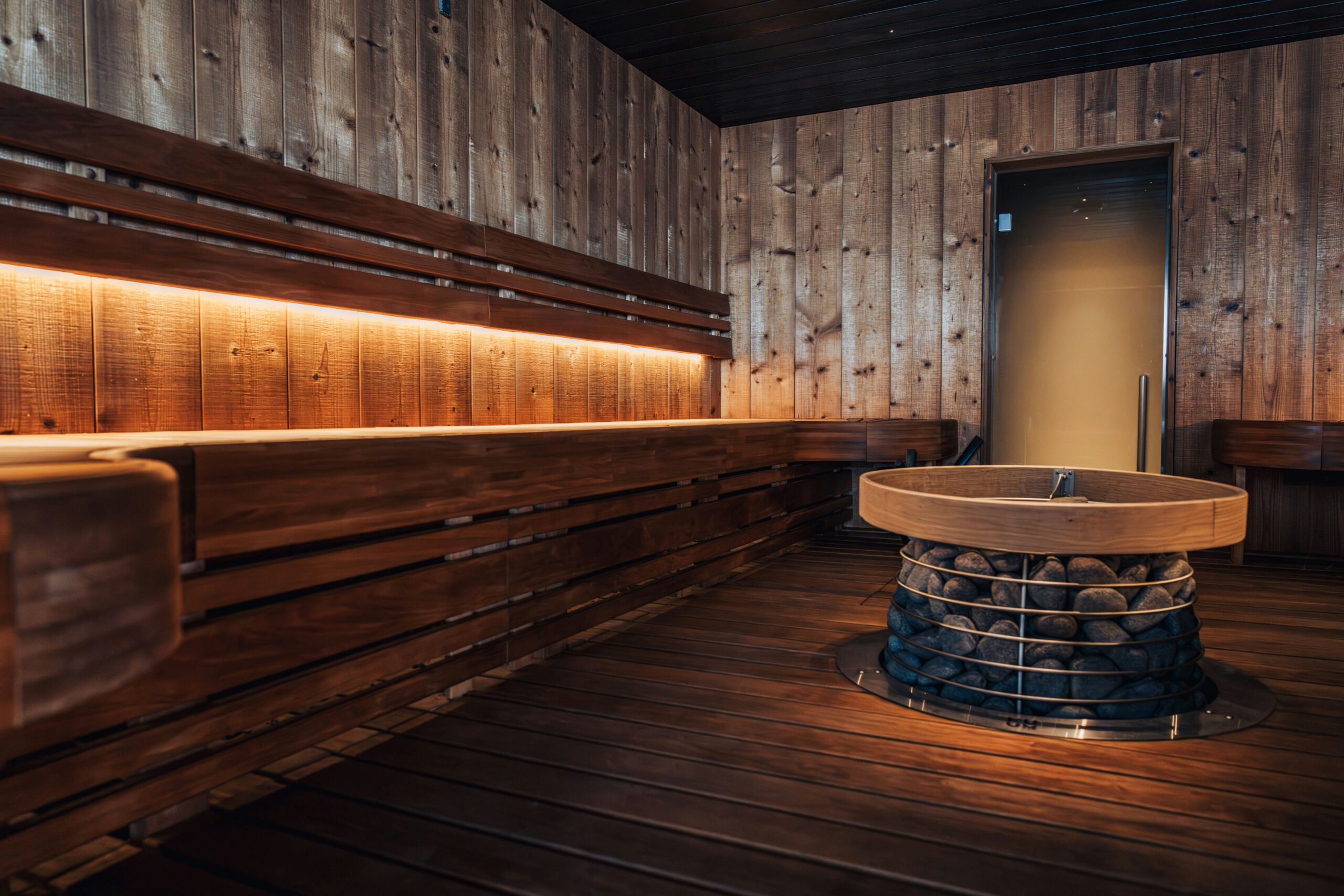 Sauna moderna in legno scuro