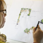 Progettista che sta progettando un giardino